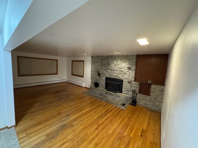 Building Photo - Charming 4-Bedroom Rambler for Rent – $2,100/month