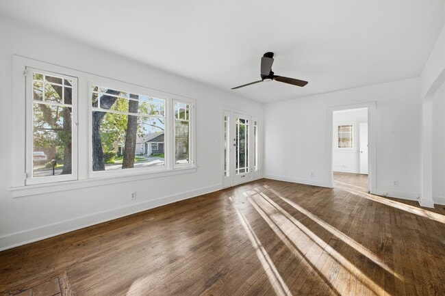 Building Photo - Charming 2-Bedroom Home with Private Yard