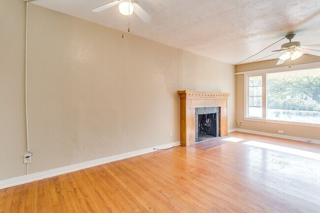 Building Photo - Ready for New Tenants- 2 bedroom 1 bath with an Additional Flex Room  Minutes from TCU- 76109