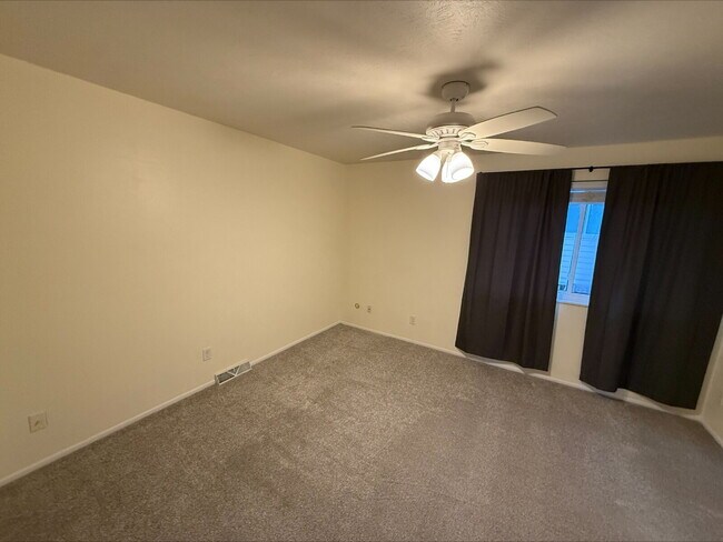 Building Photo - "Charming 2-Bed, 2.5-Bath Condo Retreat in Broomfield – Your Cozy 900 Sq Ft Haven Awaits!"