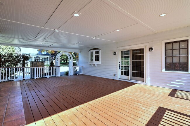 Building Photo - 1591 Huntington Turnpike