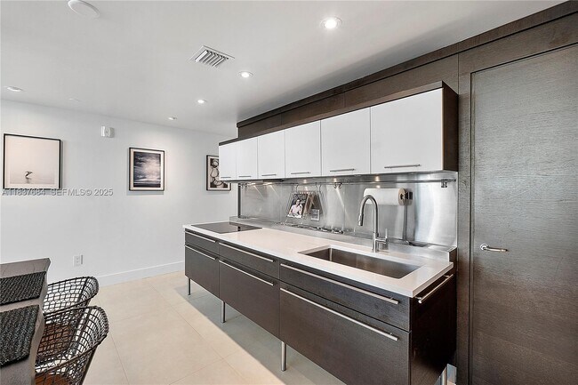 Building Photo - 6000 Collins Ave