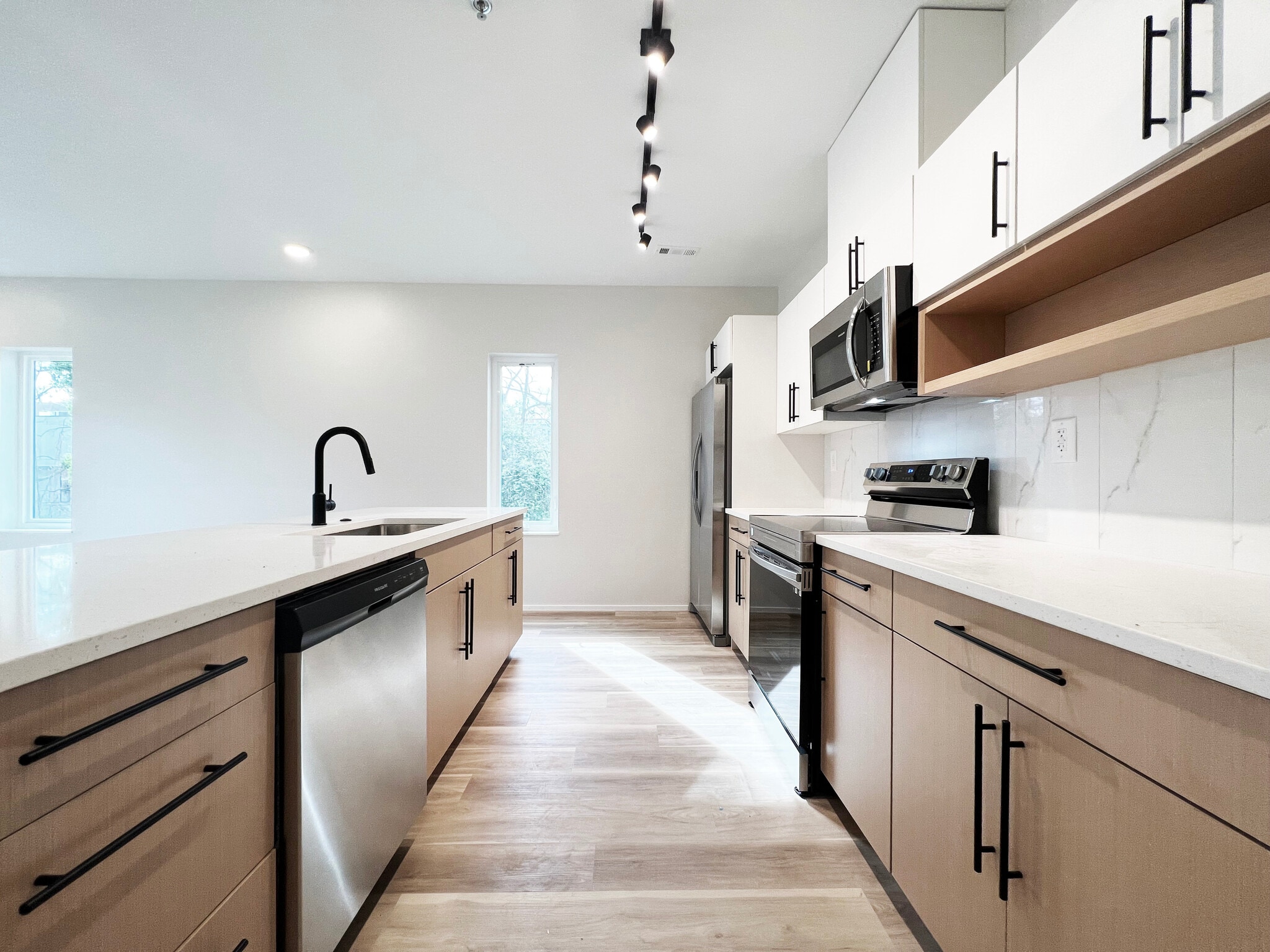 Quartz Counters - 547 Winton Ter NE