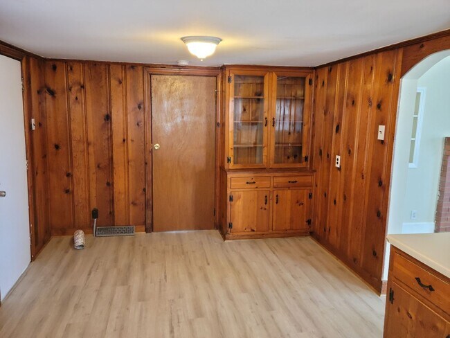 Building Photo - Charming 3-Bedroom, 1 Bathroom Ranch ***$2...