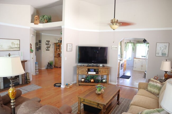 Building Photo - Oroville-Furnished-Turnkey-3 bedroom 2 bath home, hot tub, gazebo, landscaped yard, solar