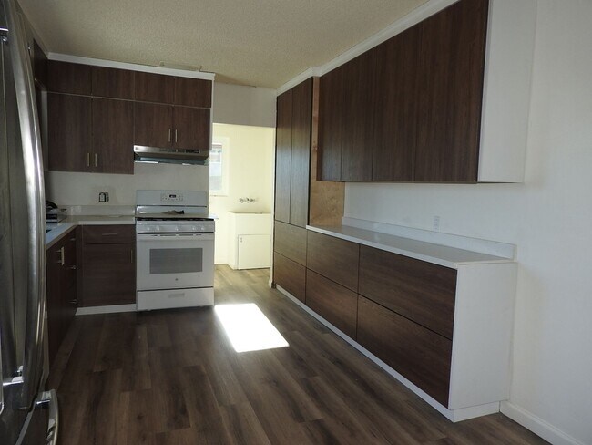 Building Photo - WOW views from this classic 3 bed 2 bath home