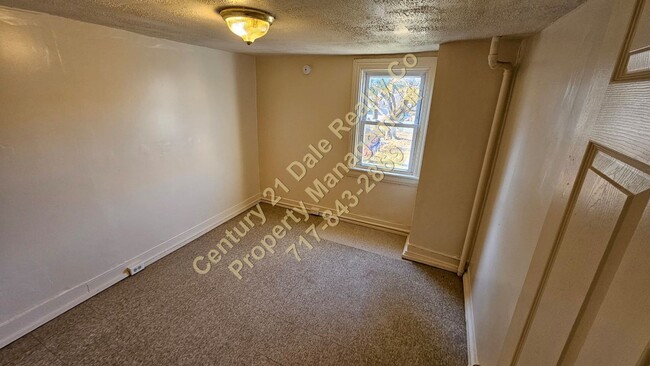 Building Photo - 3 Bedroom 1 Bath Home in York City with Of...