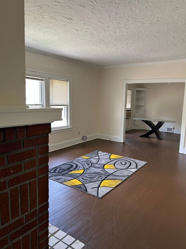 Building Photo - Spacious 3-Bedroom, 2-Bath First Floor  Ap...