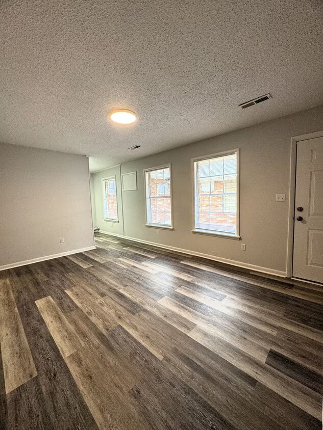 Building Photo - 206 Cloverleaf Dr