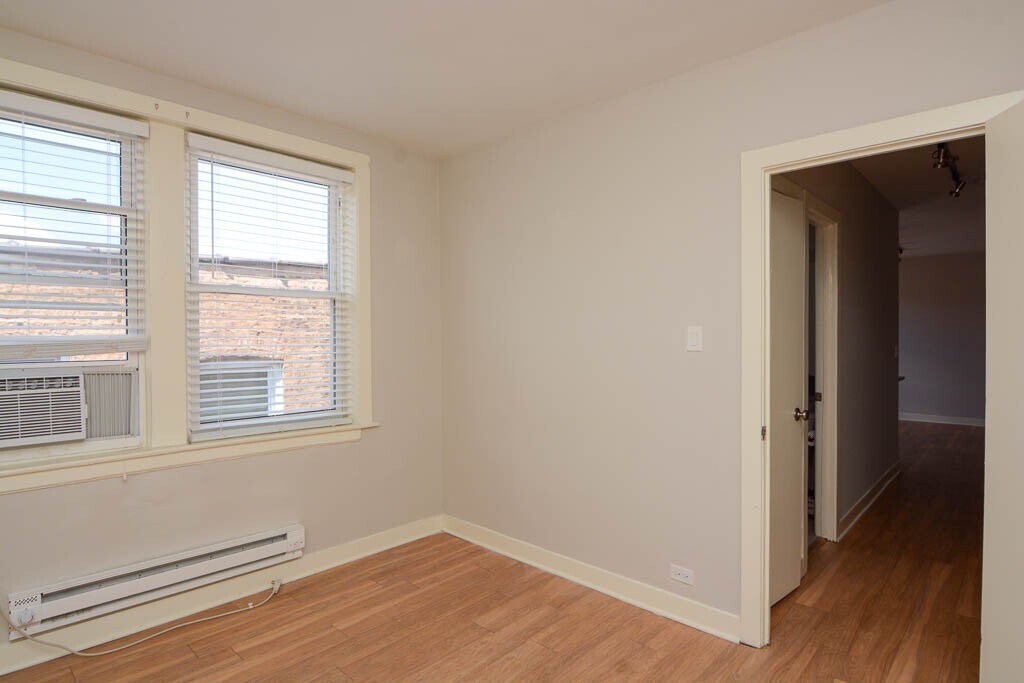Building Photo - 511 W Belmont Ave