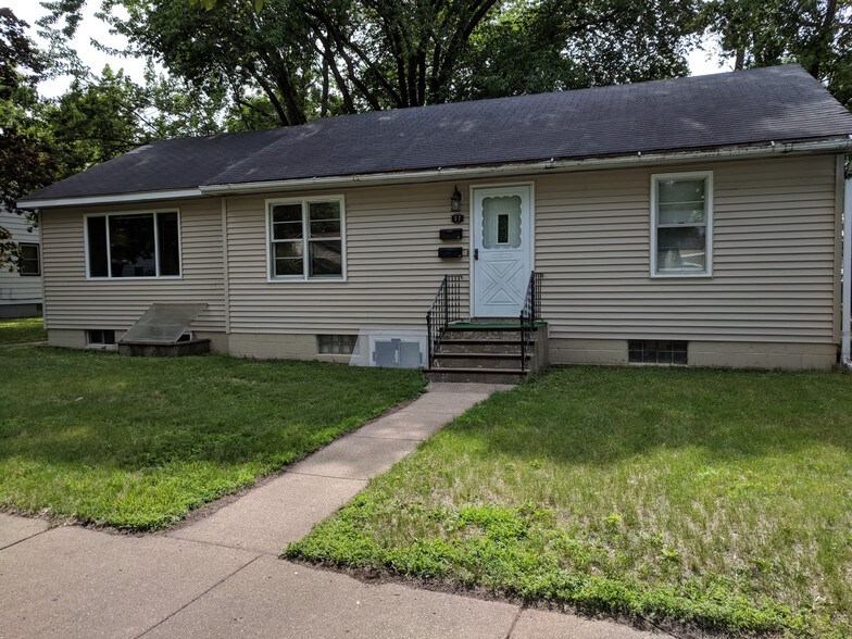 Front Yard - 17 21st Ave S