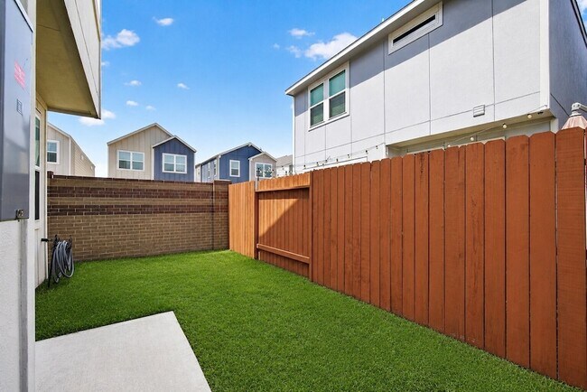 Building Photo - 3103 Little Gem Ln