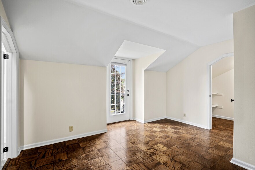 Building Photo - 853 Thackeray Trl