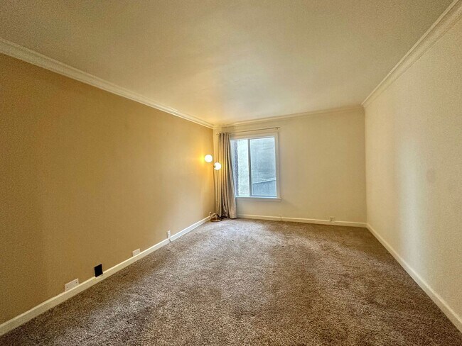 Building Photo - Newly Renovated Pacific Beach Condo Pool S...