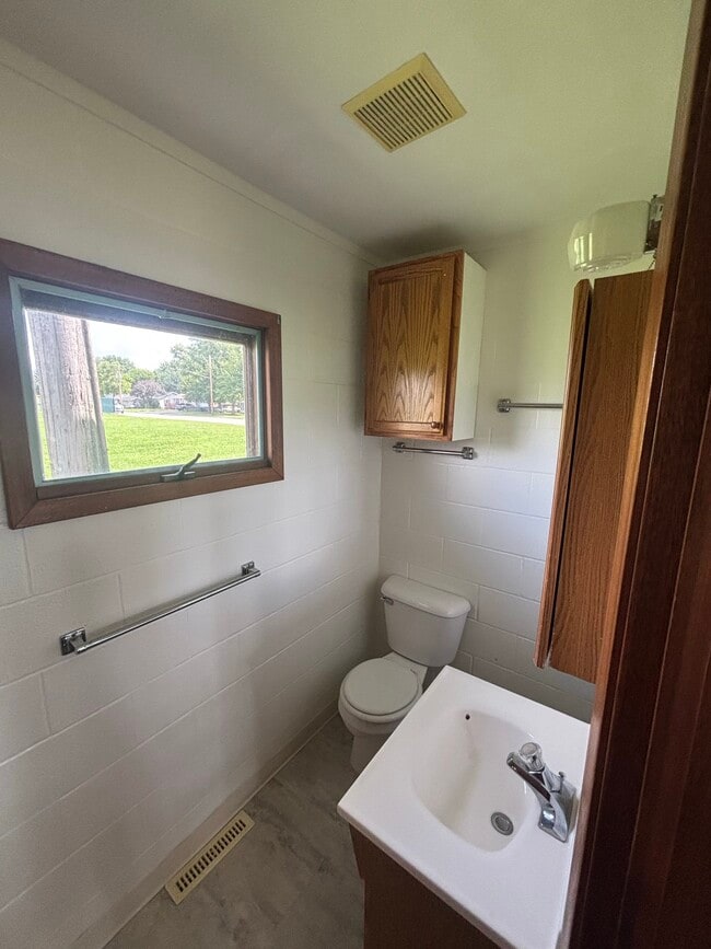 Building Photo - 913 S Main St