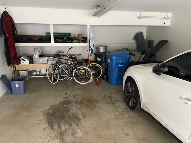 Garage - 2103 Rockefeller Ln