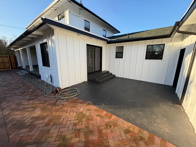 Building Photo - WAL2 - FULLY renovated 3 bed 1.5 bath on OAKWAY!