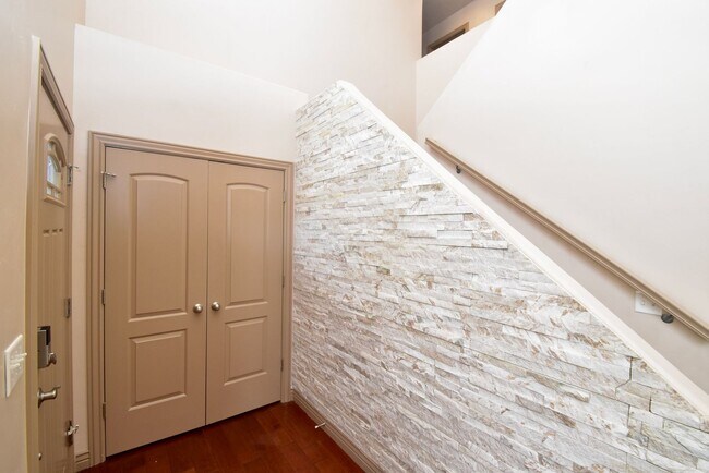 Building Photo - 3 Bed 2.5 Bath Home in HOA Community with Great Amenities!