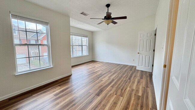 Building Photo - Town Home - 3 Beds - 3 Baths