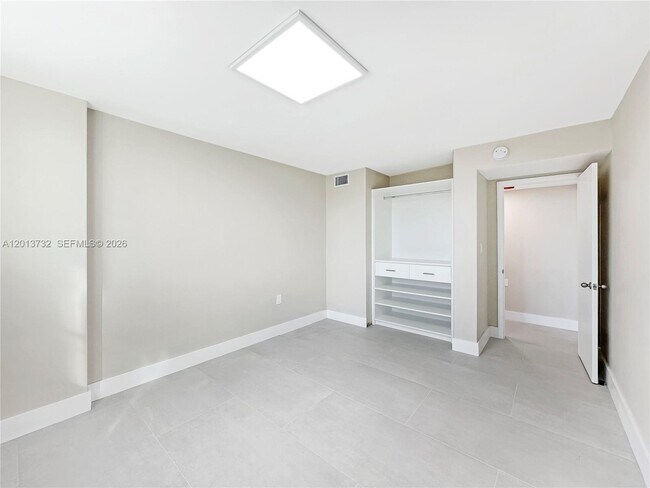 Building Photo - 1145 Normandy Dr