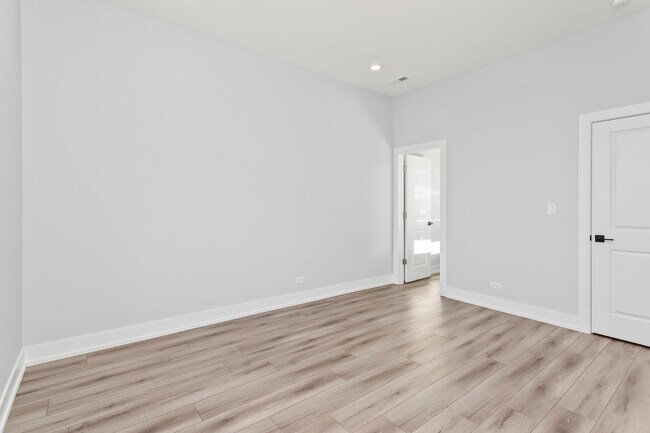 Building Photo - 6453 S Ingleside Ave
