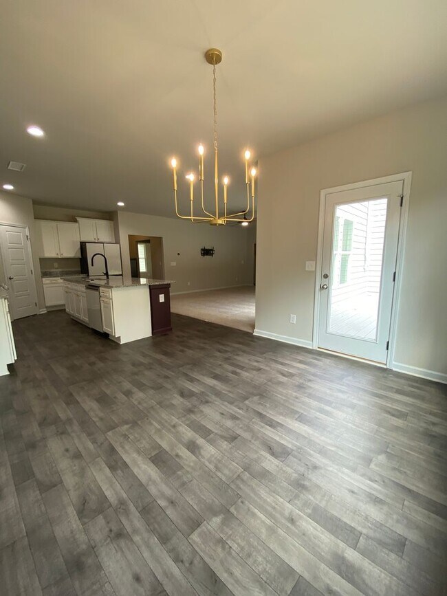 Building Photo - SPECIAL: HALF OFF FIRSTS MONTH RENT! Lovel...
