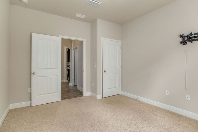 Building Photo - Welcome to this exquisite 4-bedroom, 2-bat...