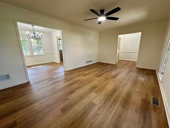 Building Photo - 352 Henson Dr