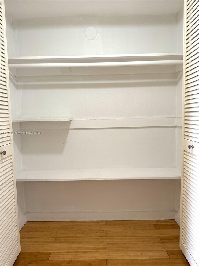 Building Photo - 9320 Fontainebleau Blvd