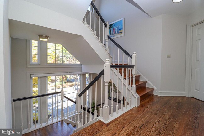 Building Photo - 1596 N Colonial Terrace