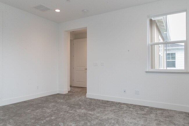 Building Photo - Home is occupied and not able to be shown ...