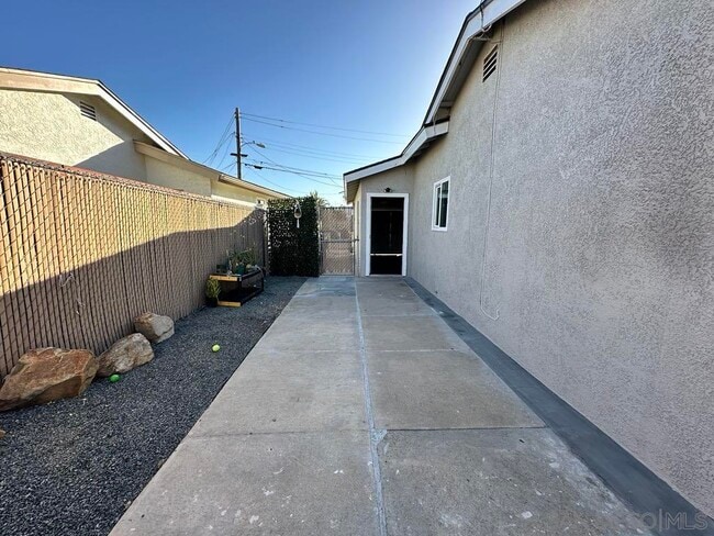 Building Photo - 7684 Meadowbrook Ct