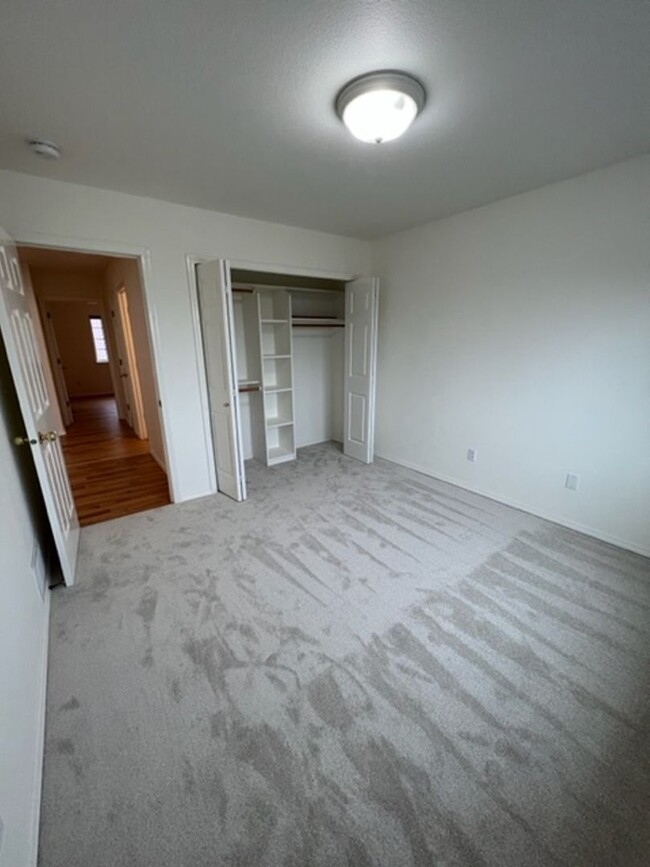 Building Photo - Beautiful 4 Bedroom Eagle River Home!