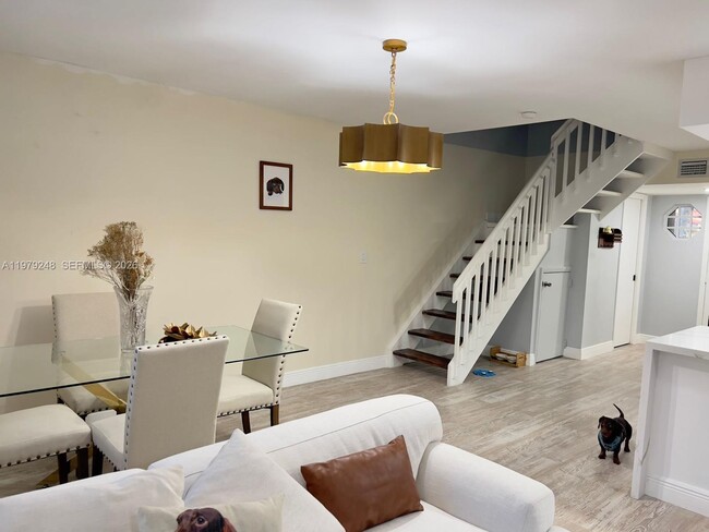 Building Photo - 568 N University Dr