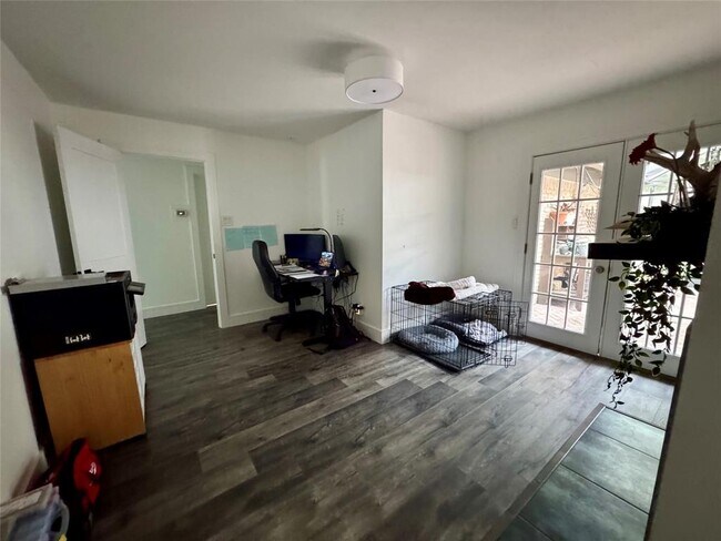 Building Photo - 2805 Silverway Dr