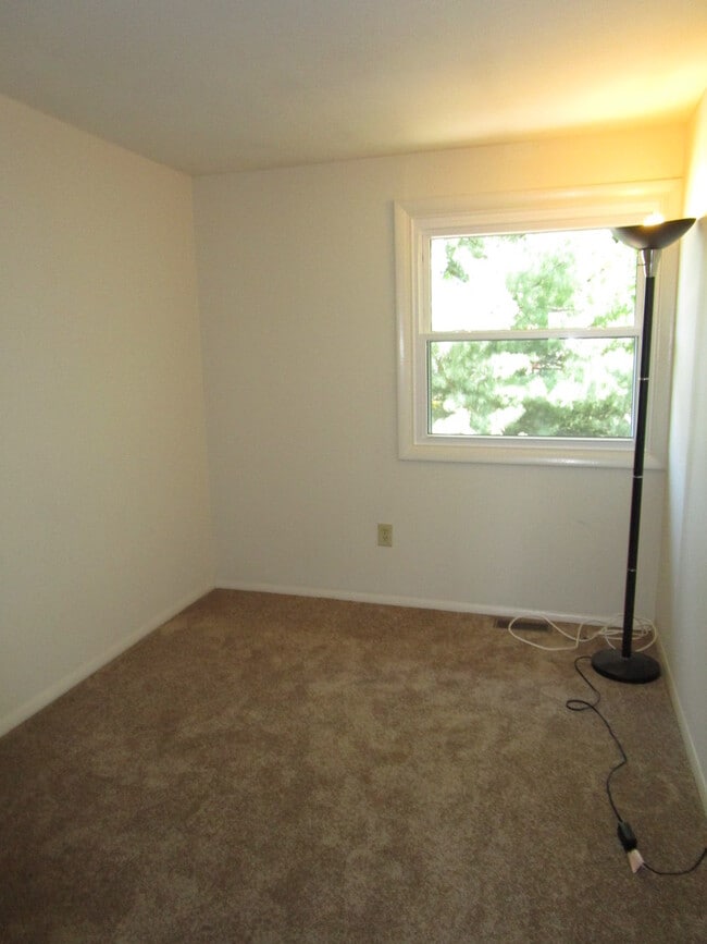 Building Photo - Gorgeous 3 BR/1.5 BA EOG Townhome in Pasad...