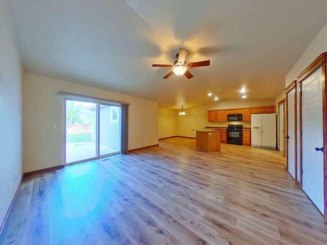 Building Photo - PET FRIENDLY! Beautiful 3 bedroom 2 1/4 bath townhouse in 4 Corners! Fenced backyard!
