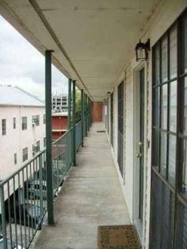 Building Photo - WEST CAMPUS - 2 BEDROOM - 2 BATHROOM  - AU...