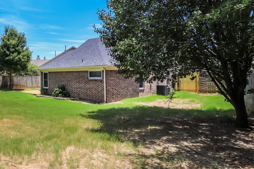 Building Photo - 9696 Whisper Cove
