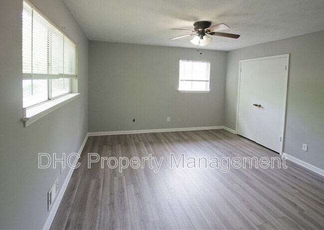 Building Photo - 210 Creekwood Ln