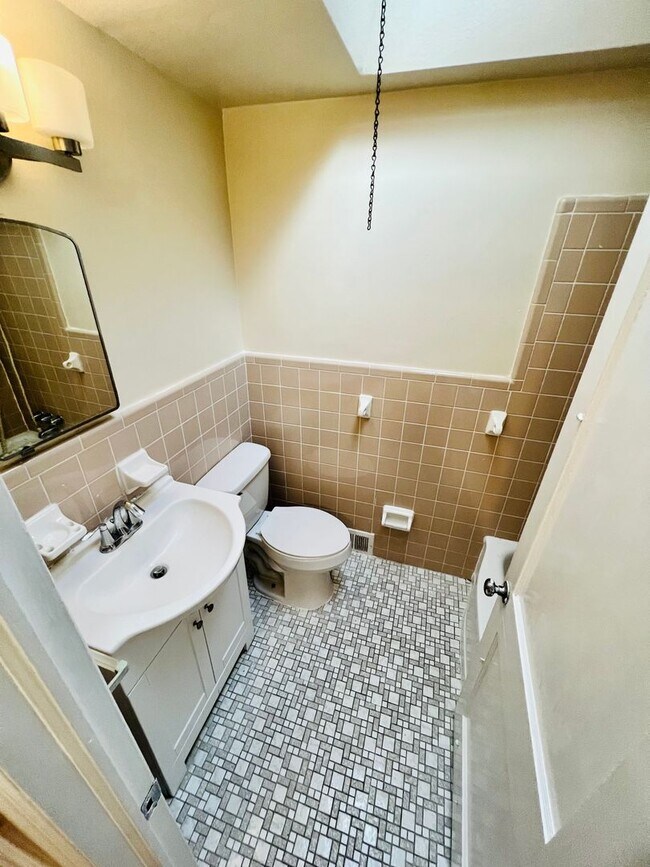 Building Photo - 7445 Rhoads St