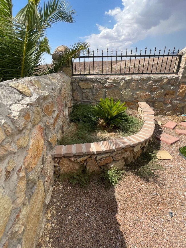 Building Photo - "Charming El Paso Oasis: 3-Bedroom Retreat...