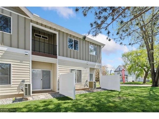 Building Photo - 425 W 8th St