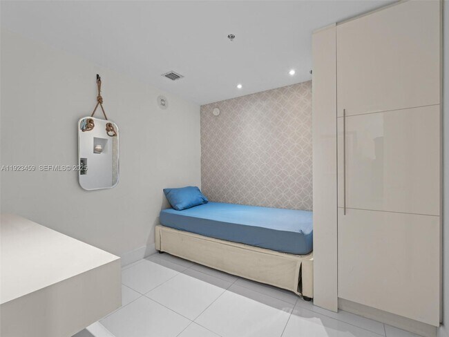 Building Photo - 253 NE 2nd St