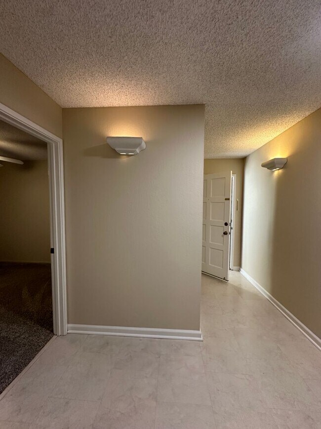 Building Photo - 2 bedroom, 1 bath condo in Mountain View