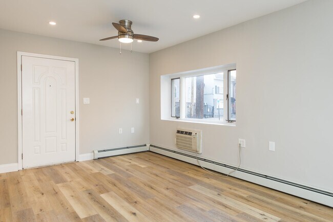 Building Photo - 533 Madison St