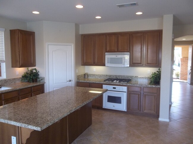 Building Photo - 4 bedroom Menifee home in the Gated Commun...