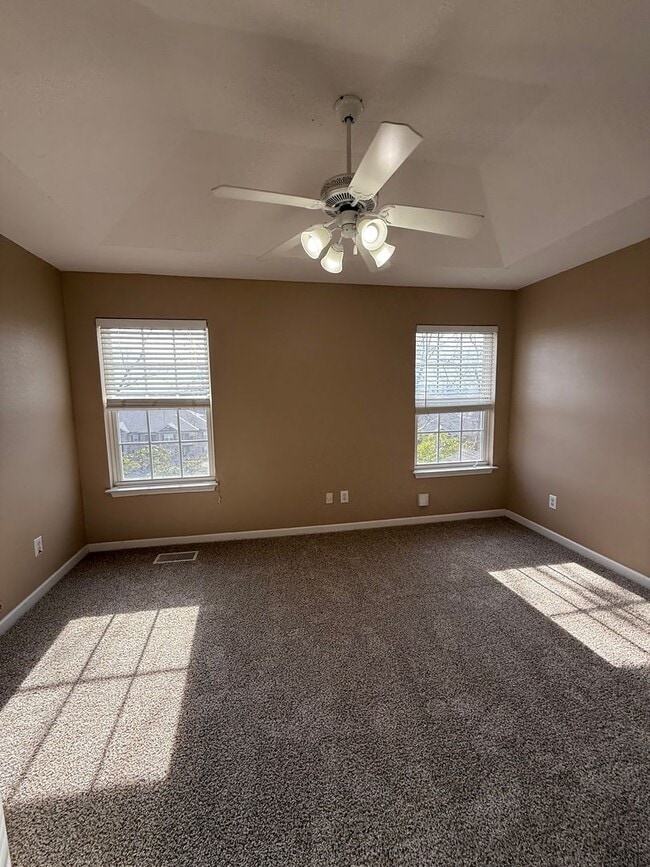 Building Photo - Roommate friendly floorplan minutes from downtown