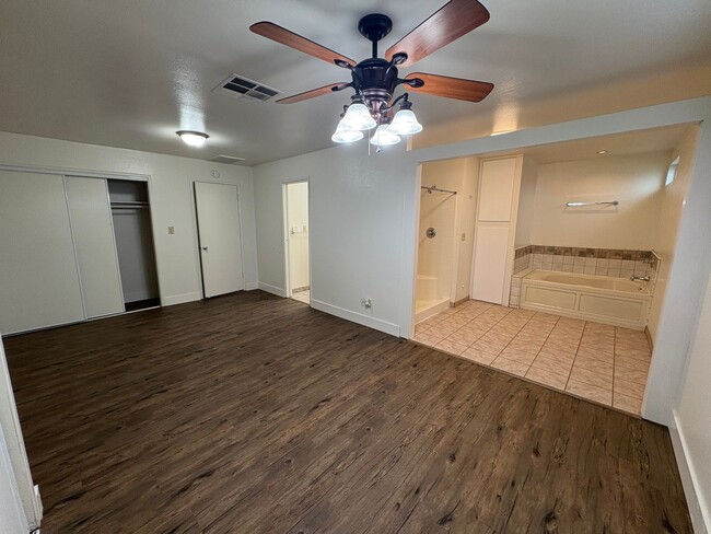 Building Photo - Spacious SE Tulare Home Near Shopping Cent...