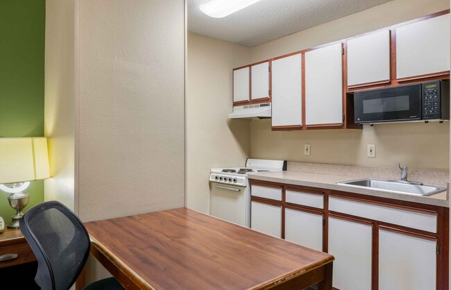 Building Photo - Furnished Studio-Omaha - West